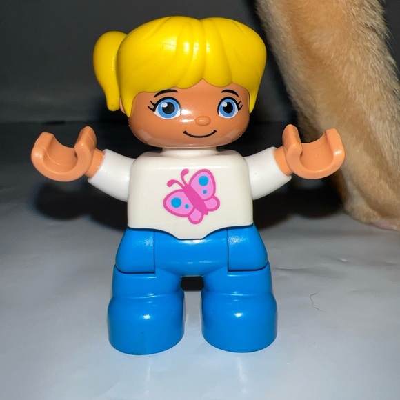 LEGO DUPLO Blonde TODDLER GIRL DAUGHTER Butterfly Shirt FIGURE 2” Child - Picture 1 of 6